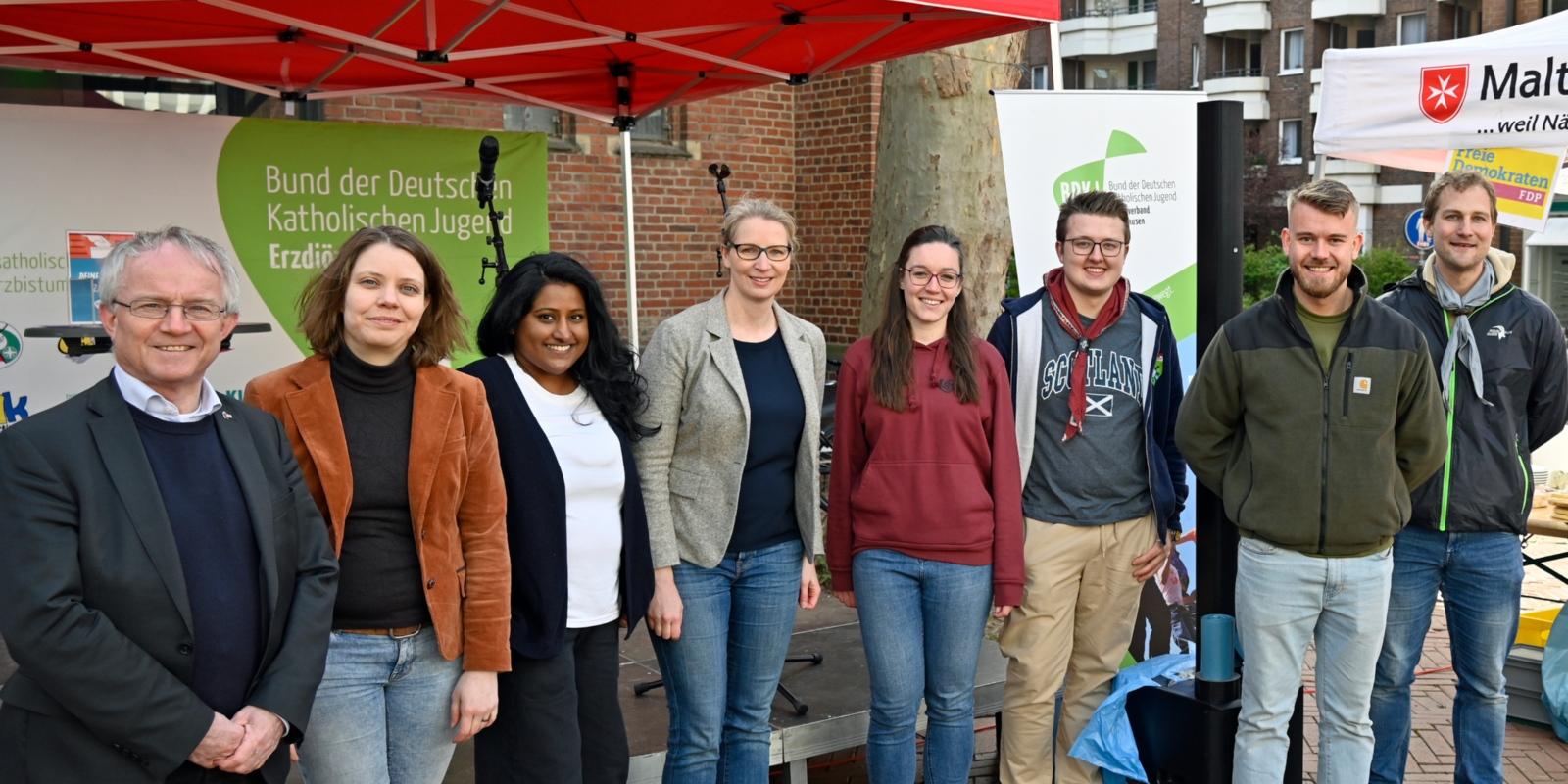 Gruppenfoto (v. l. n. r. Rüdiger Scholz, Petra Franke, Rupy David, Ariane Köpke, Anna Rothäuser, Simon Kierdorf, Justus Westermann und Simon Frädrich)